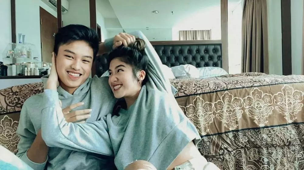 momen pemotretan virtual ochi dan sang adik instagram