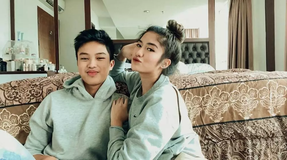 momen pemotretan virtual ochi dan sang adik instagram