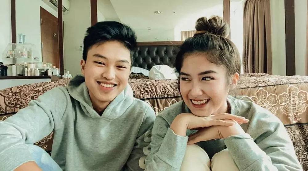 momen pemotretan virtual ochi dan sang adik instagram