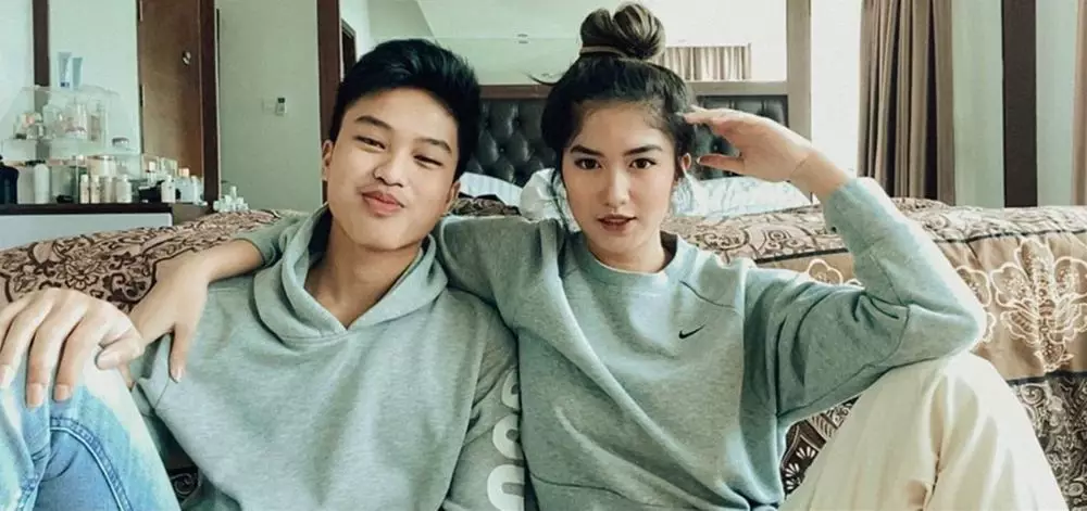 momen pemotretan virtual ochi dan sang adik instagram