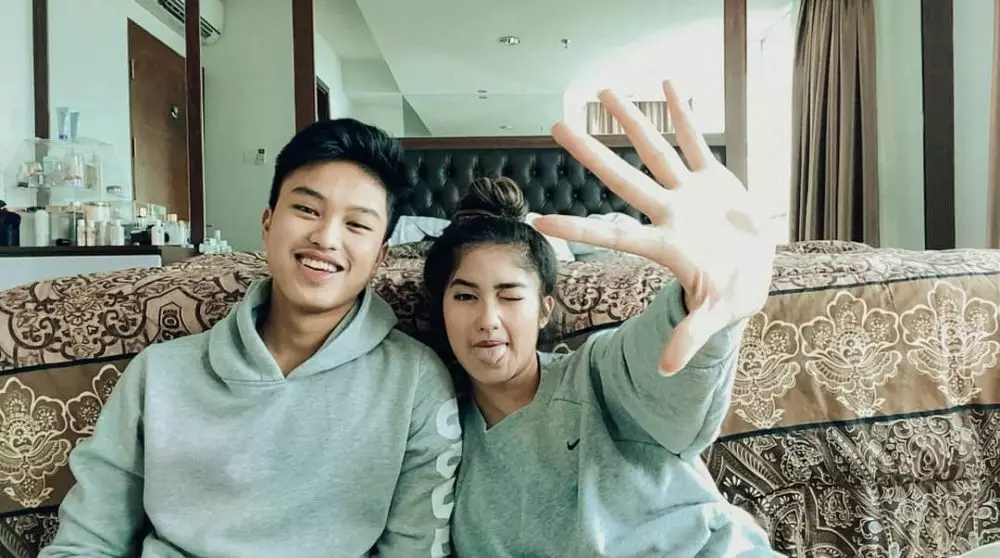 momen pemotretan virtual ochi dan sang adik instagram