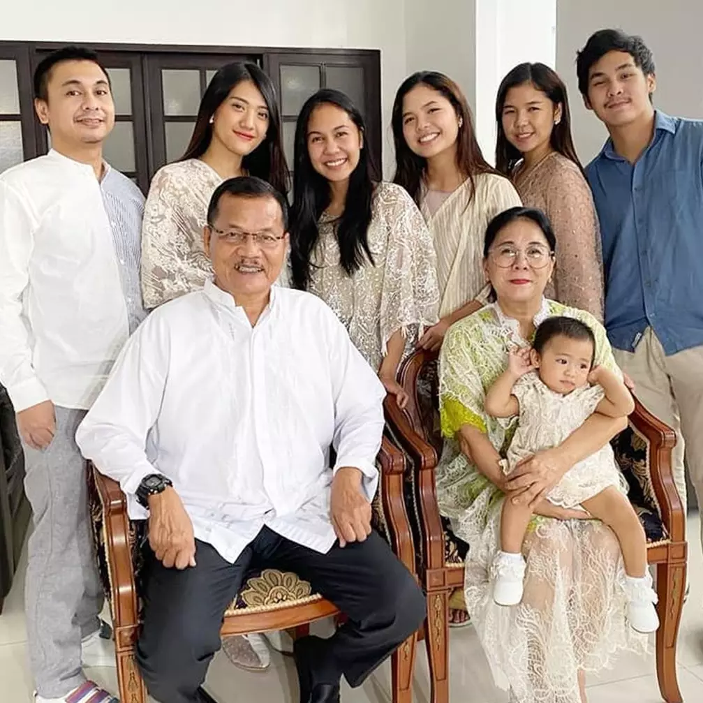 7 Momen Lebaran Raditya Dika dan keluarga, konser musik bareng