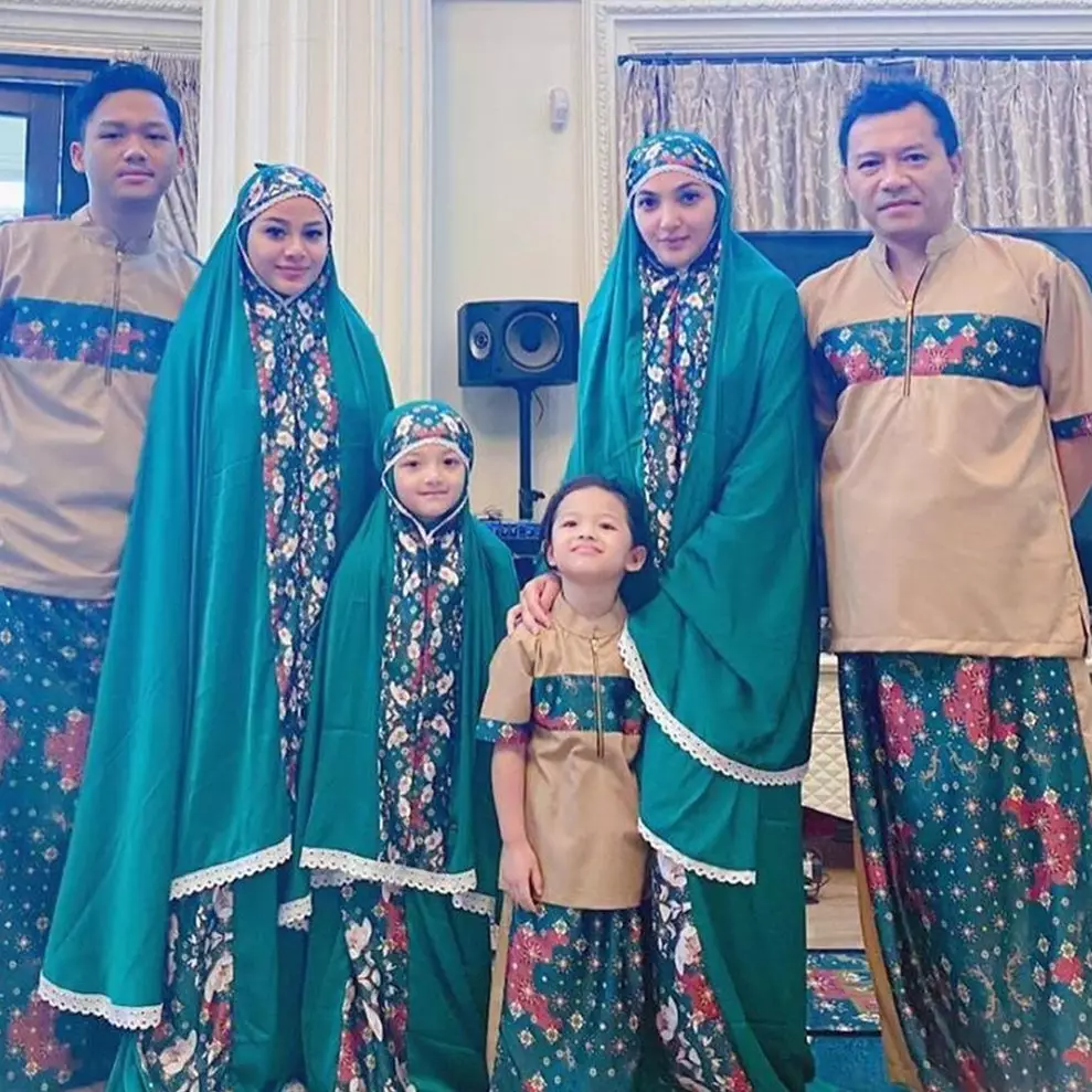 Potret 8 keluarga seleb sholat Ied di rumah, penuh kehangatan
