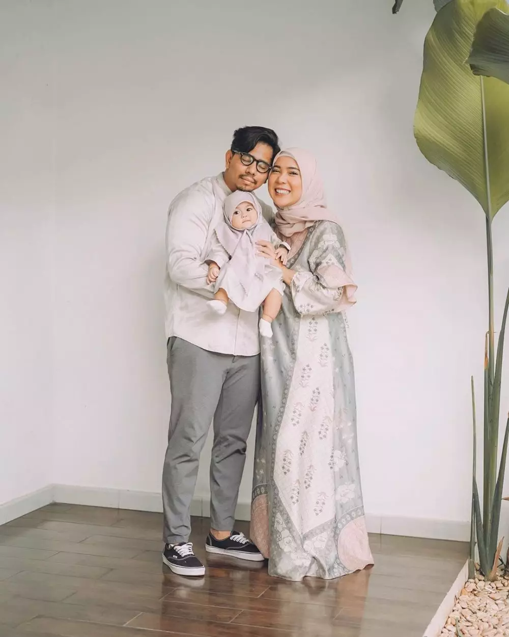 bayi seleb kenakan hijab © 2020 Instagram/@rachelvennya ; Instagram/@fitrop