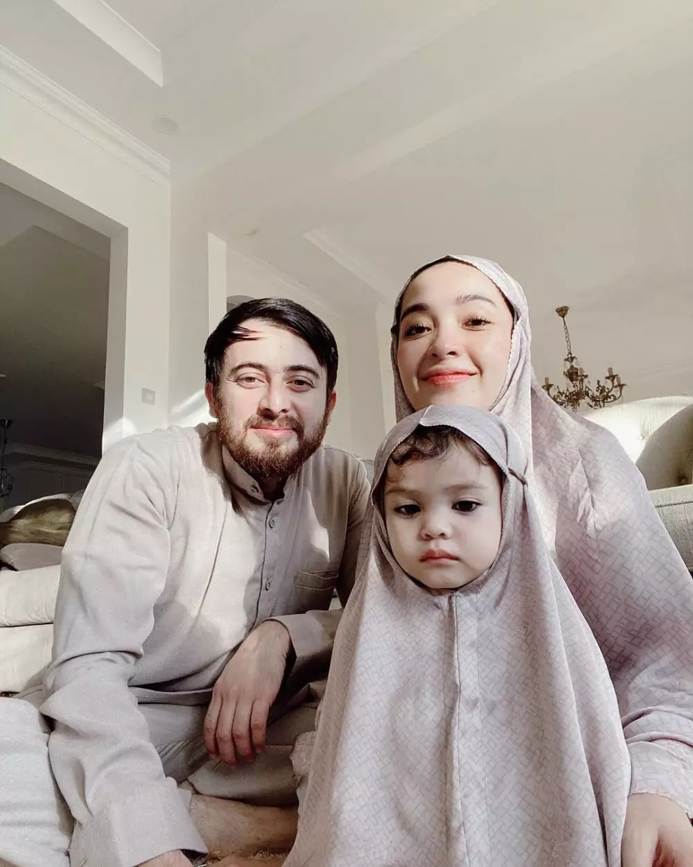 bayi seleb kenakan hijab © 2020 Instagram/@rachelvennya ; Instagram/@fitrop