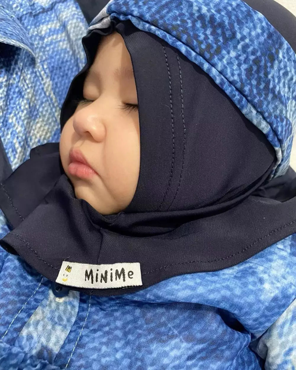 bayi seleb kenakan hijab © 2020 Instagram/@rachelvennya ; Instagram/@fitrop