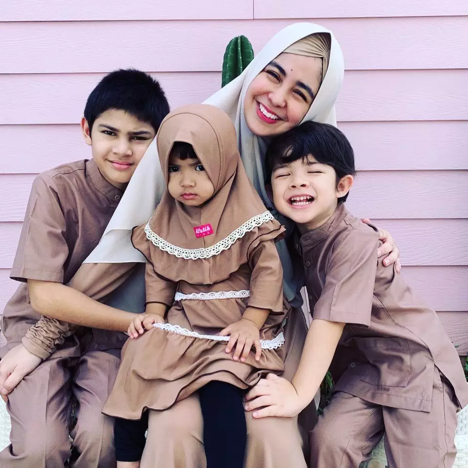 bayi seleb kenakan hijab © 2020 Instagram/@rachelvennya ; Instagram/@fitrop
