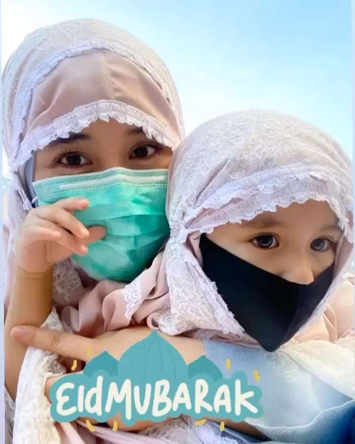 bayi seleb kenakan hijab © 2020 Instagram/@rachelvennya ; Instagram/@fitrop