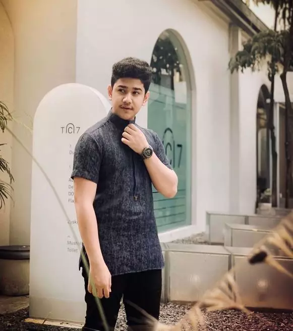 10 Gaya Syakir Daulay pakai baju koko Instagram