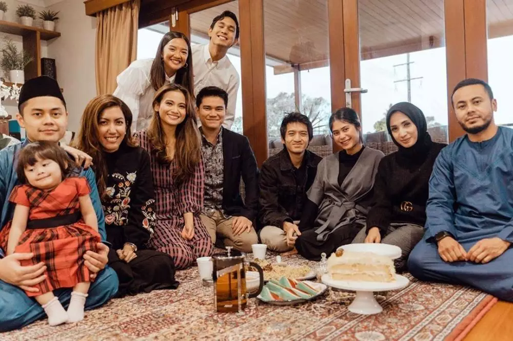 Potret seleb rayakan Idulfitri  © 2020  Instagram/@sharazaaa ; Instagram/@carissa_puteri