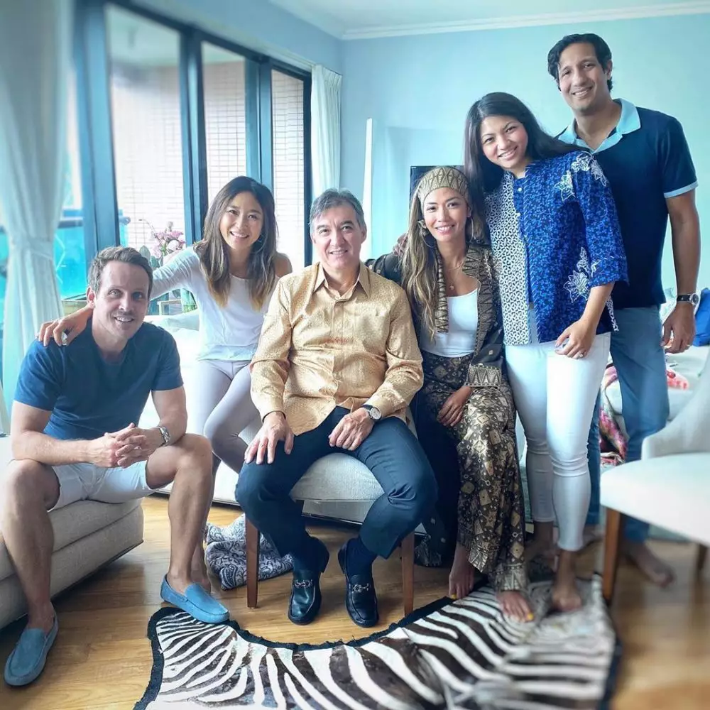 Potret seleb rayakan Idulfitri  © 2020  Instagram/@sharazaaa ; Instagram/@carissa_puteri