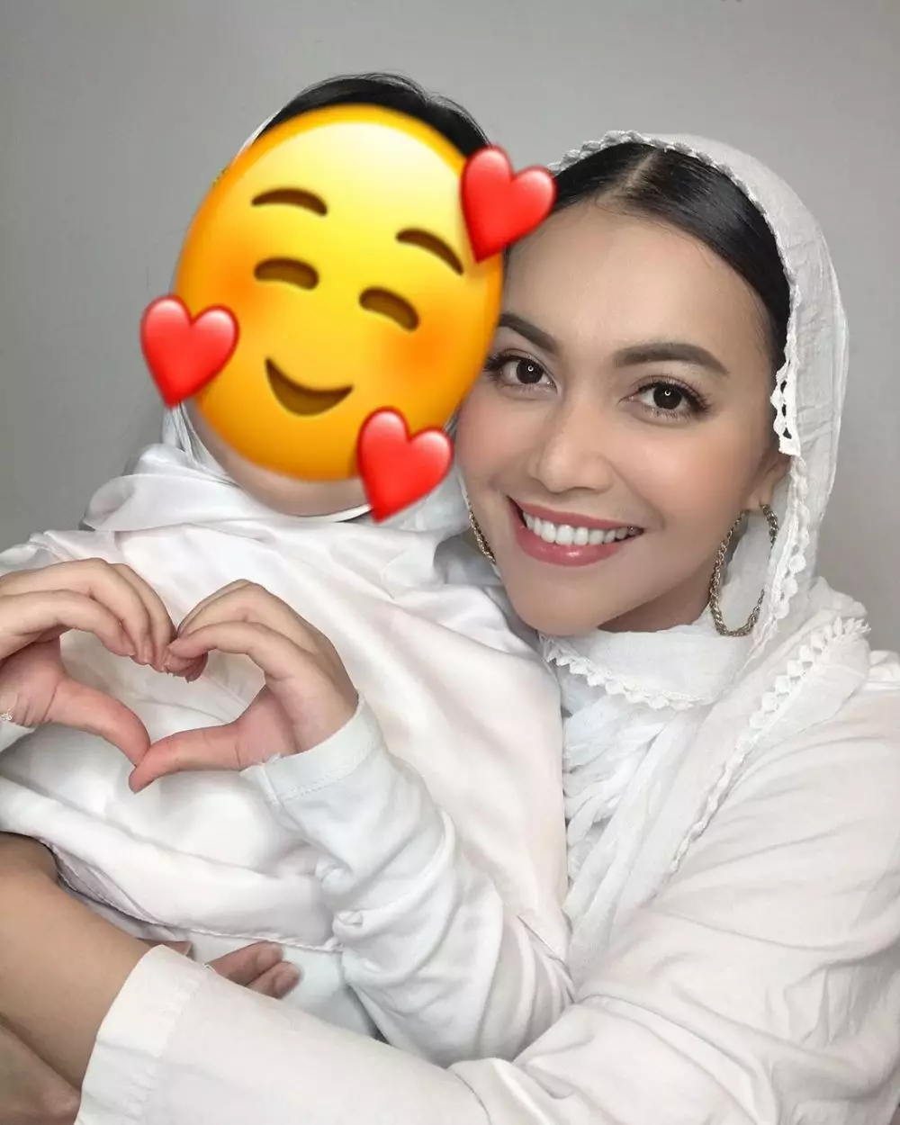 Potret seleb rayakan Idulfitri  © 2020  Instagram/@sharazaaa ; Instagram/@carissa_puteri