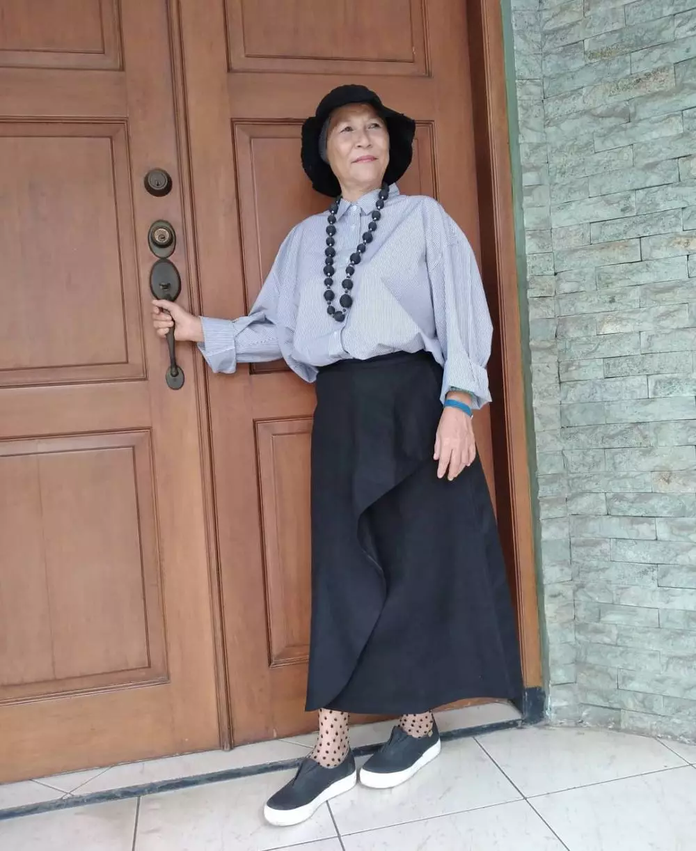 gaya outfit Ida Hassan ibu Okky Lukman © 2020 brilio.net gaya outfit Ida Hassan ibu Okky Lukman © 2020 brilio.net