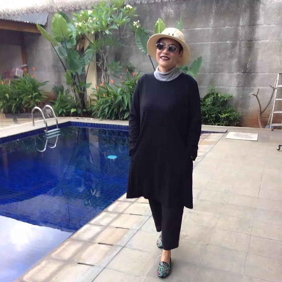gaya outfit Ida Hassan ibu Okky Lukman © 2020 brilio.net gaya outfit Ida Hassan ibu Okky Lukman © 2020 brilio.net