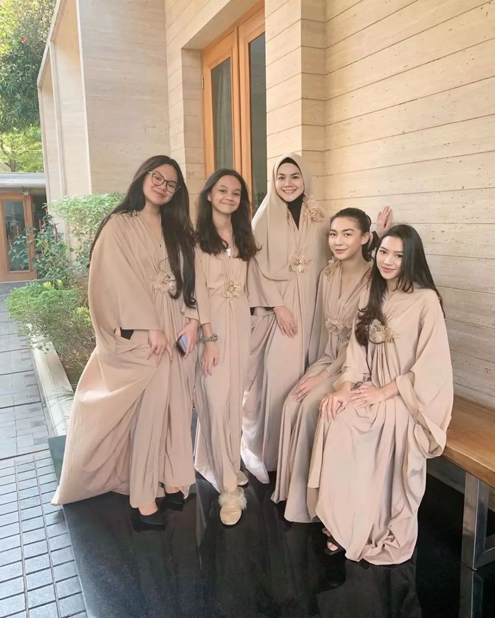 8 Gaya Sarita Abdul Mukti dan keempat putrinya Instagram