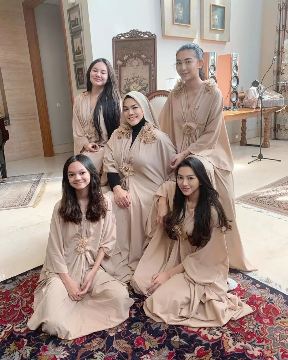 8 Gaya Sarita Abdul Mukti dan keempat putrinya Instagram