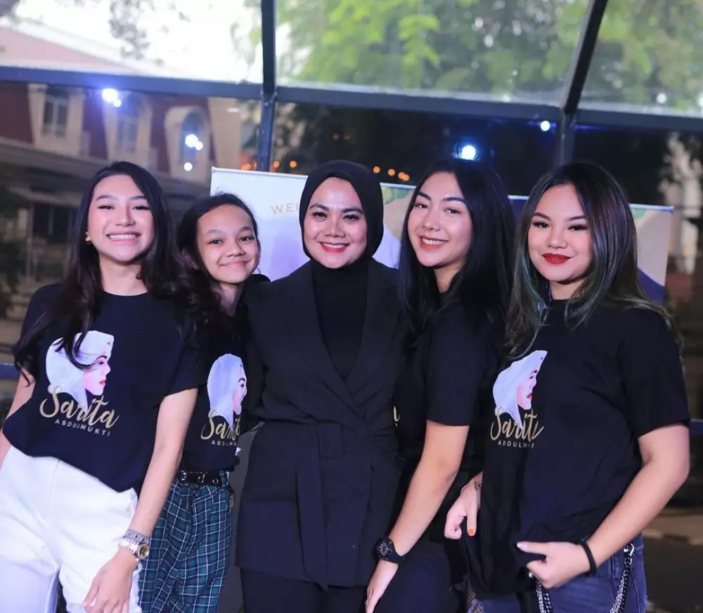 8 Gaya Sarita Abdul Mukti dan keempat putrinya Instagram