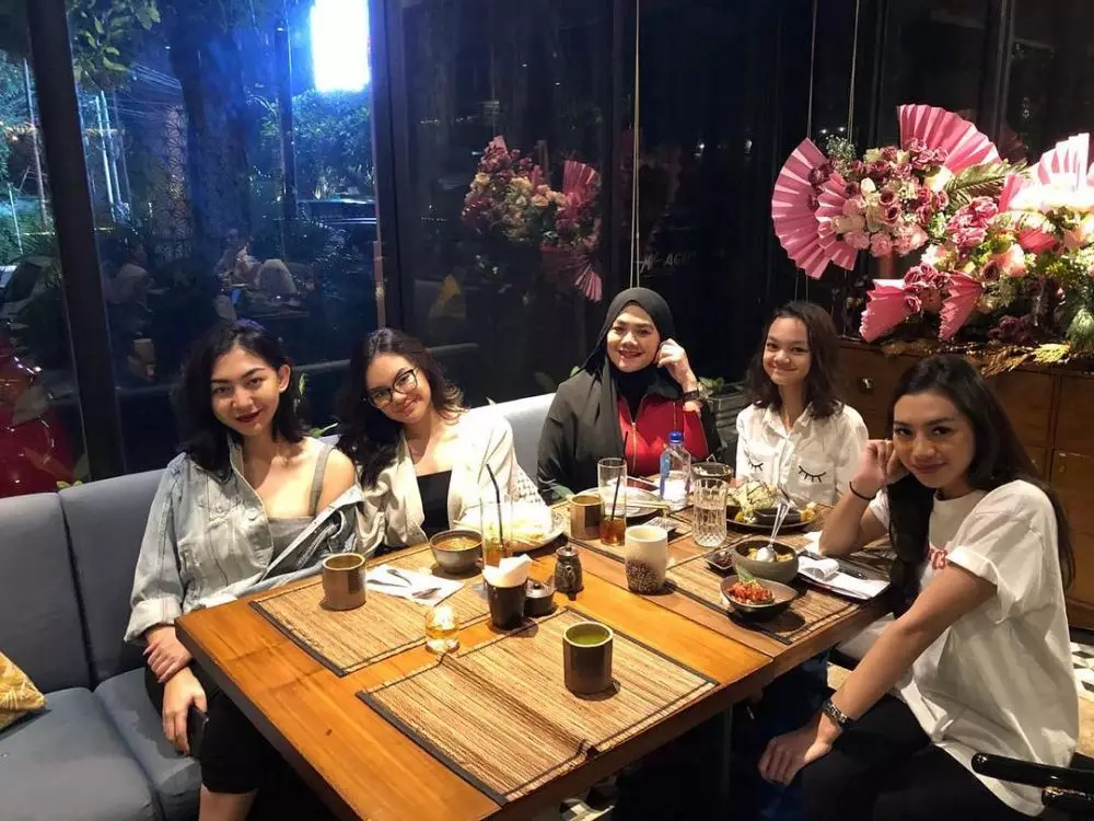 8 Gaya Sarita Abdul Mukti dan keempat putrinya Instagram