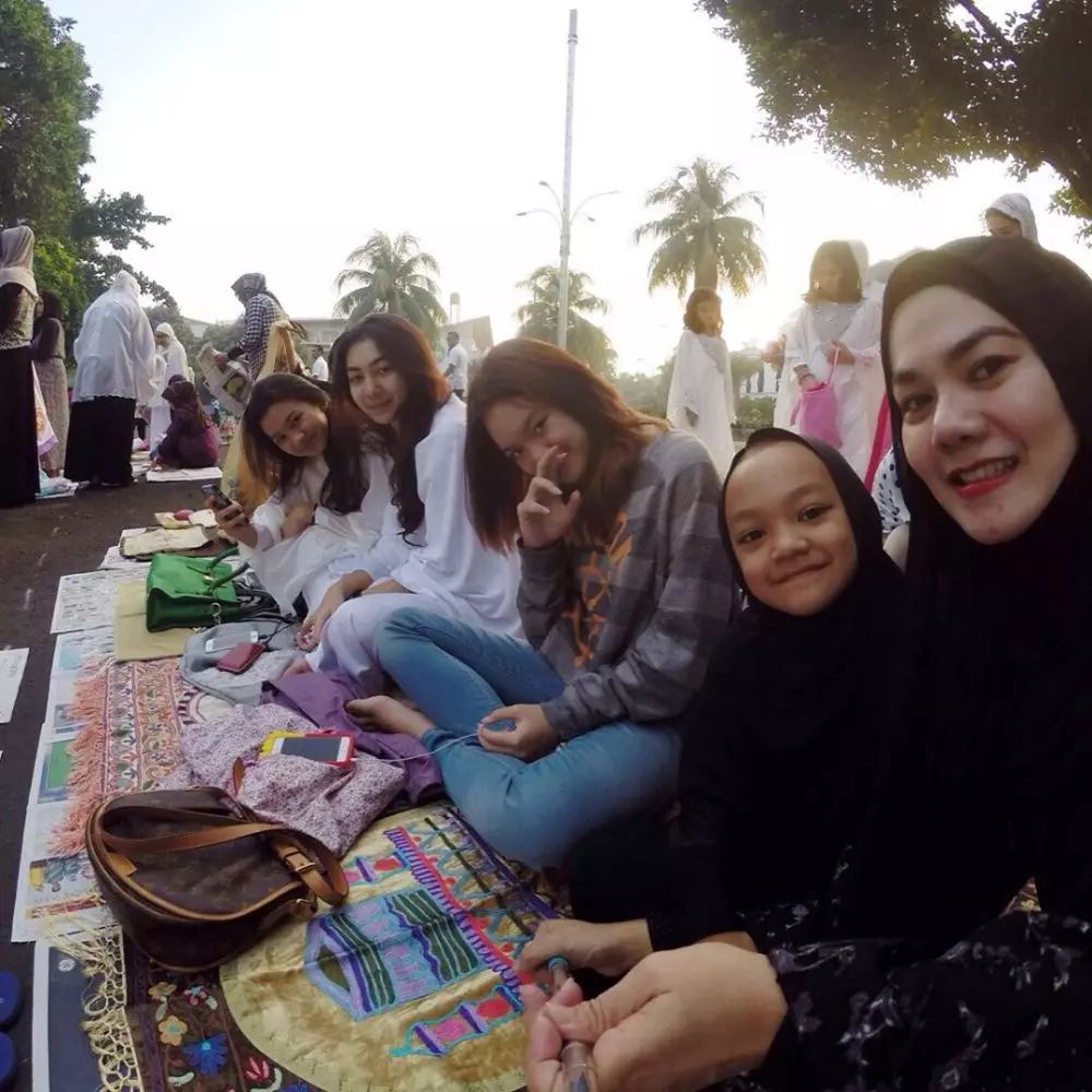 8 Gaya Sarita Abdul Mukti dan keempat putrinya Instagram