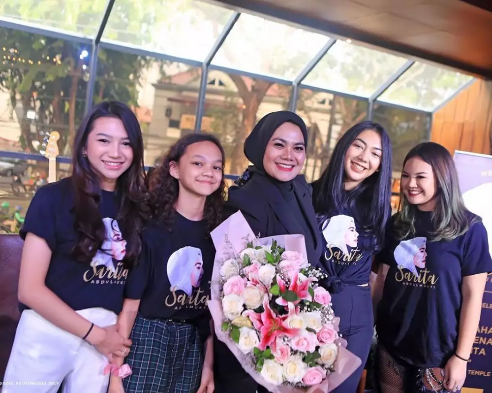 8 Gaya Sarita Abdul Mukti dan keempat putrinya Instagram