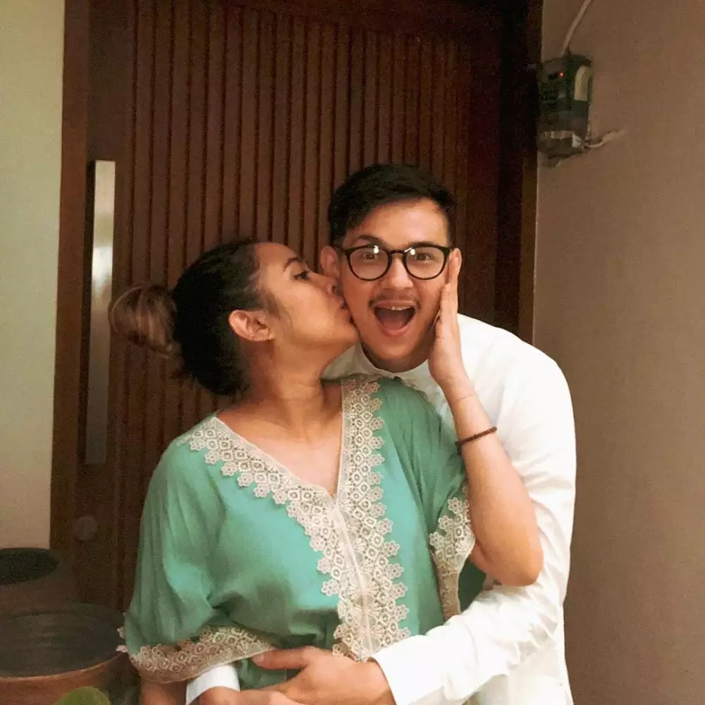 6 Seleb rayakan Idul Fitri 2020 pertama kali setelah jadi mualaf © 2020 brilio.net 6 Seleb rayakan Idul Fitri 2020 pertama kali setelah jadi mualaf © 2020 brilio.net