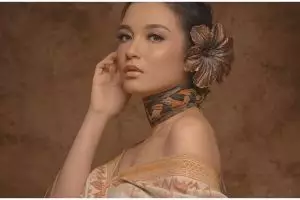 5 Gaya pemotretan maternity Chelsea Olivia, berbalut kain etnik