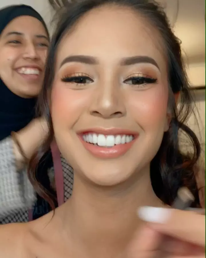 Aureli Moeremans bermakeup tebal © 2020 Instagram/@aureli