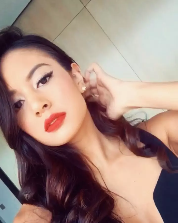 Aureli Moeremans bermakeup tebal © 2020 Instagram/@aureli