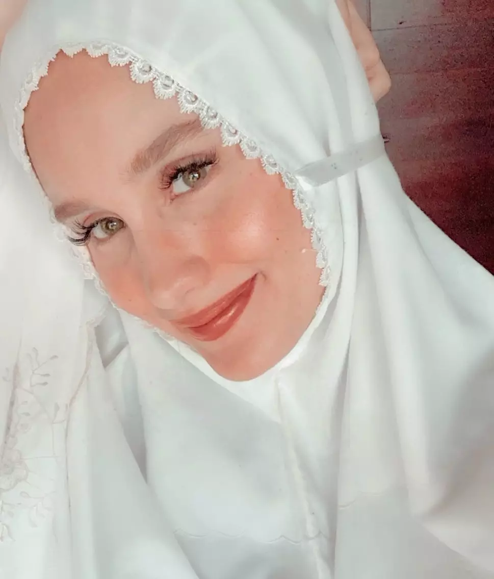 6 Potret Cinta Laura berbalut jilbab Instagram 6 Potret Cinta Laura berbalut jilbab Instagram