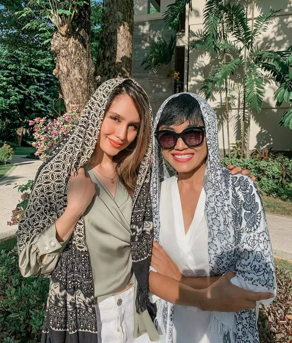 6 Potret Cinta Laura berbalut jilbab Instagram 6 Potret Cinta Laura berbalut jilbab Instagram