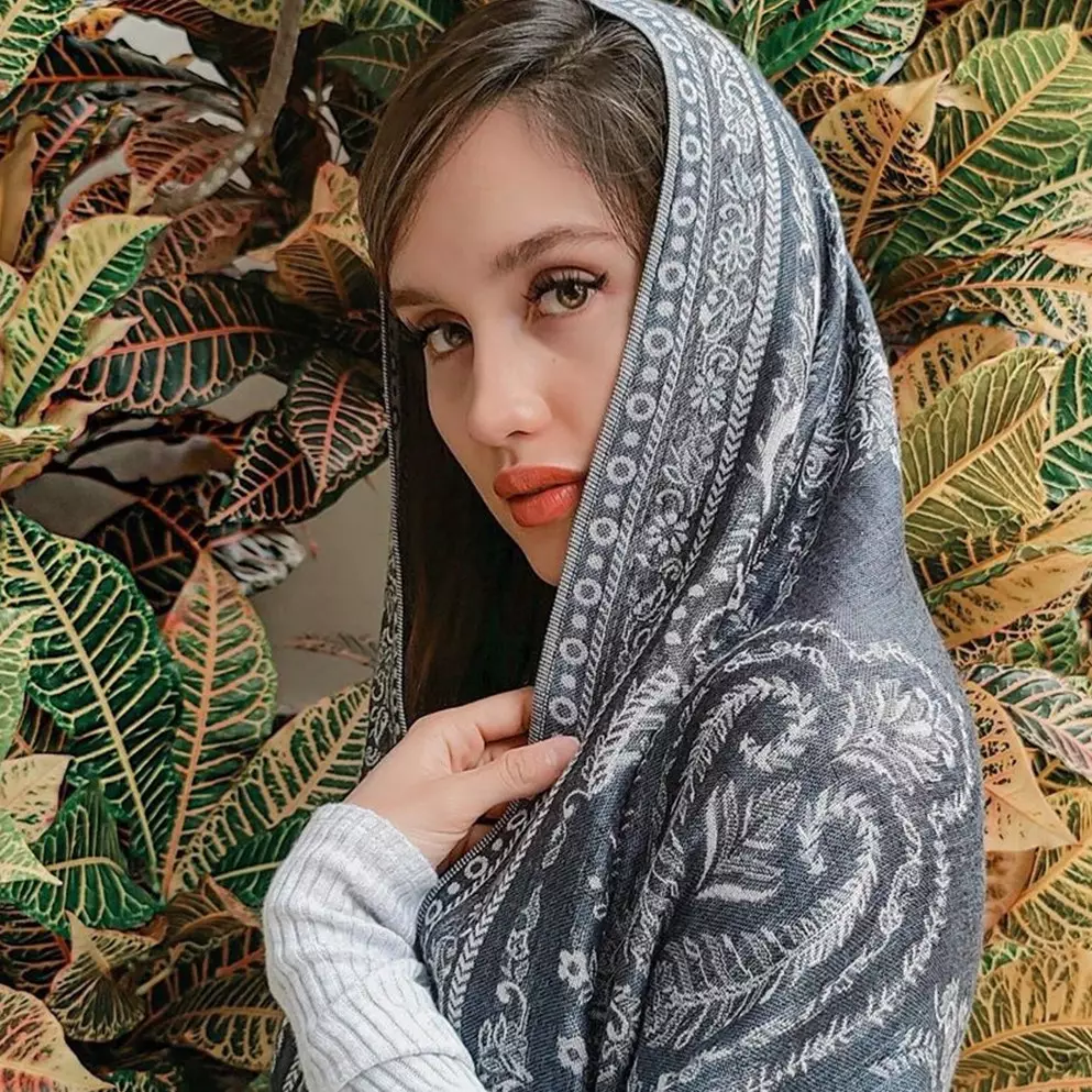 6 Potret Cinta Laura tampil berkerudung, tuai pujian