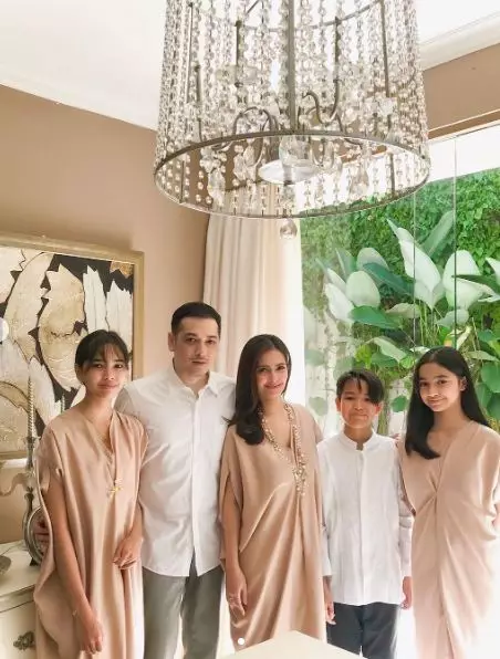 Cut Tari dan anak tirinya Instagram