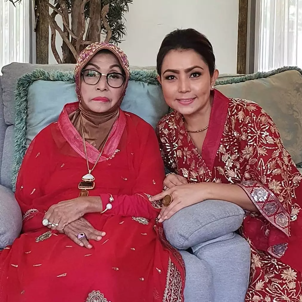 Jarang tersorot, ini 6 momen kedekatan Mayangsari dan ibunda