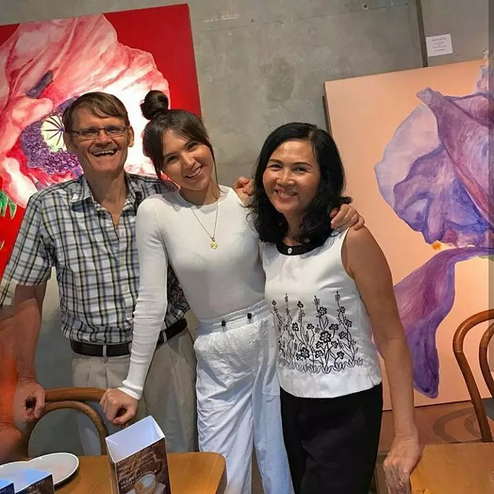 7 potret Olivia Jensen bersama ayah bundanya Instagram 7 potret Olivia Jensen bersama ayah bundanya Instagram