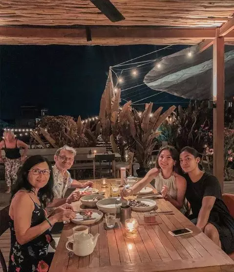 7 potret Olivia Jensen bersama ayah bundanya Instagram 7 potret Olivia Jensen bersama ayah bundanya Instagram