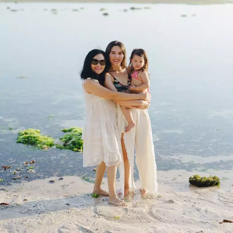 7 potret Olivia Jensen bersama ayah bundanya Instagram 7 potret Olivia Jensen bersama ayah bundanya Instagram