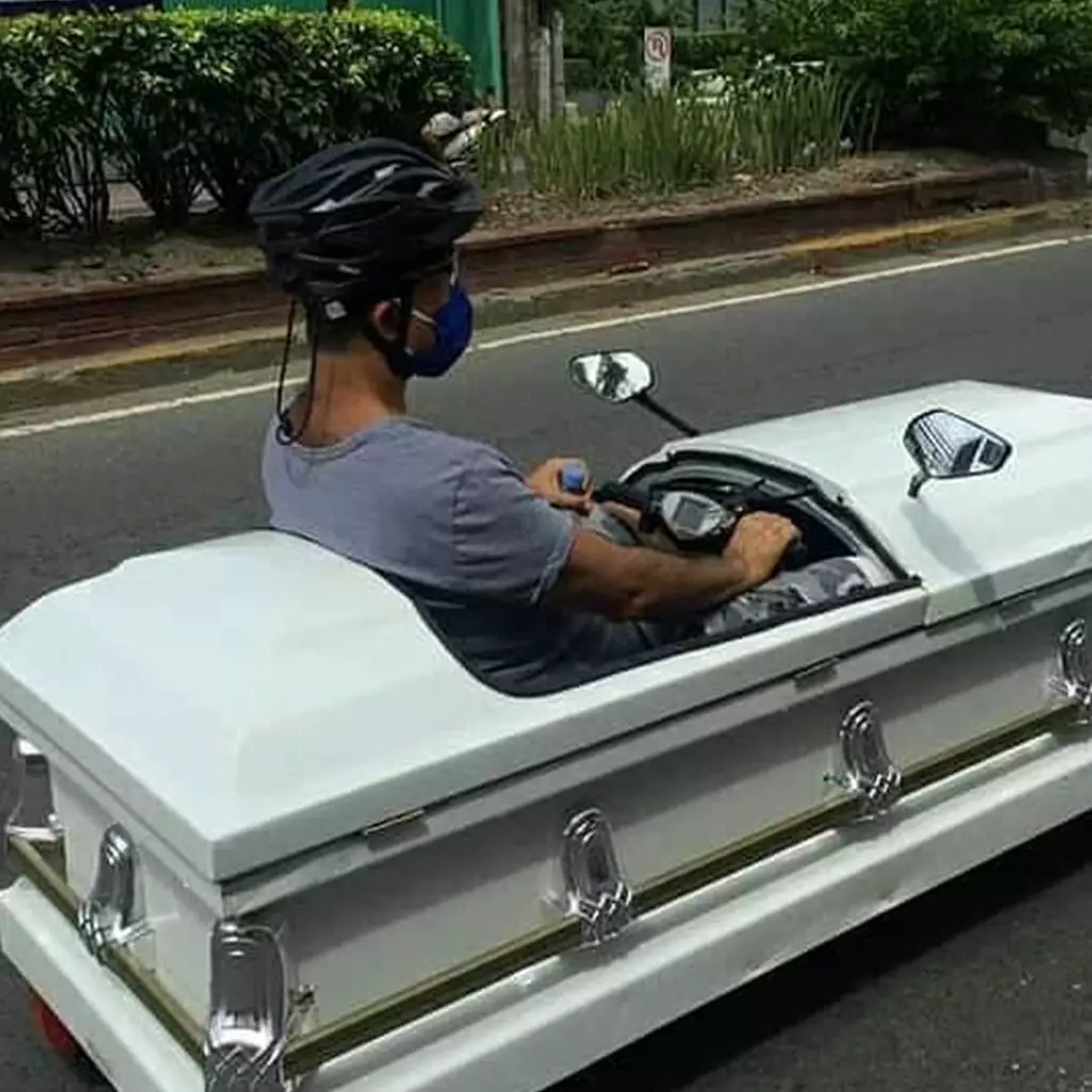 9 Barang nyeleneh dibawa berkendara ini bikin nyengir