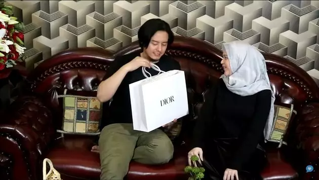 Momen ultah Cut Meyriska Instagram & YouTube Momen ultah Cut Meyriska Instagram & YouTube