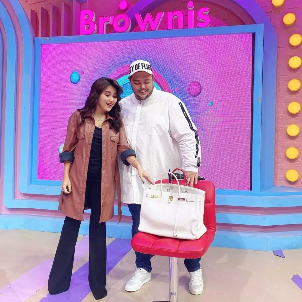 outer Ayu Ting Ting instagram