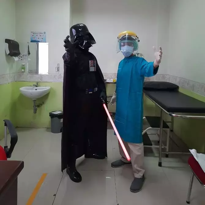 Potret dokter pakai kostum superhero Instagram/@erric_manibuy
