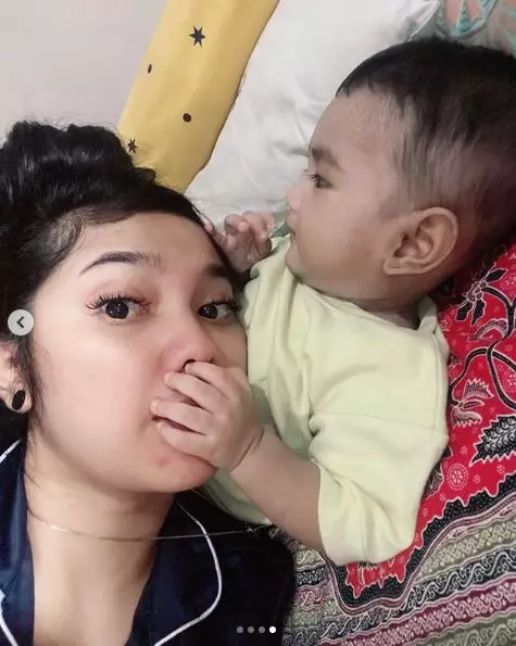 Momen Raya Kitty momong anak Instagram Momen Raya Kitty momong anak Instagram