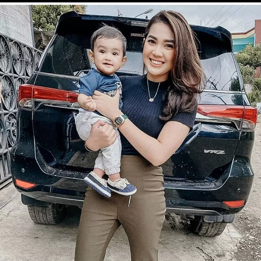 Jadi single parent, ini 10 potret Raya Kitty momong anak