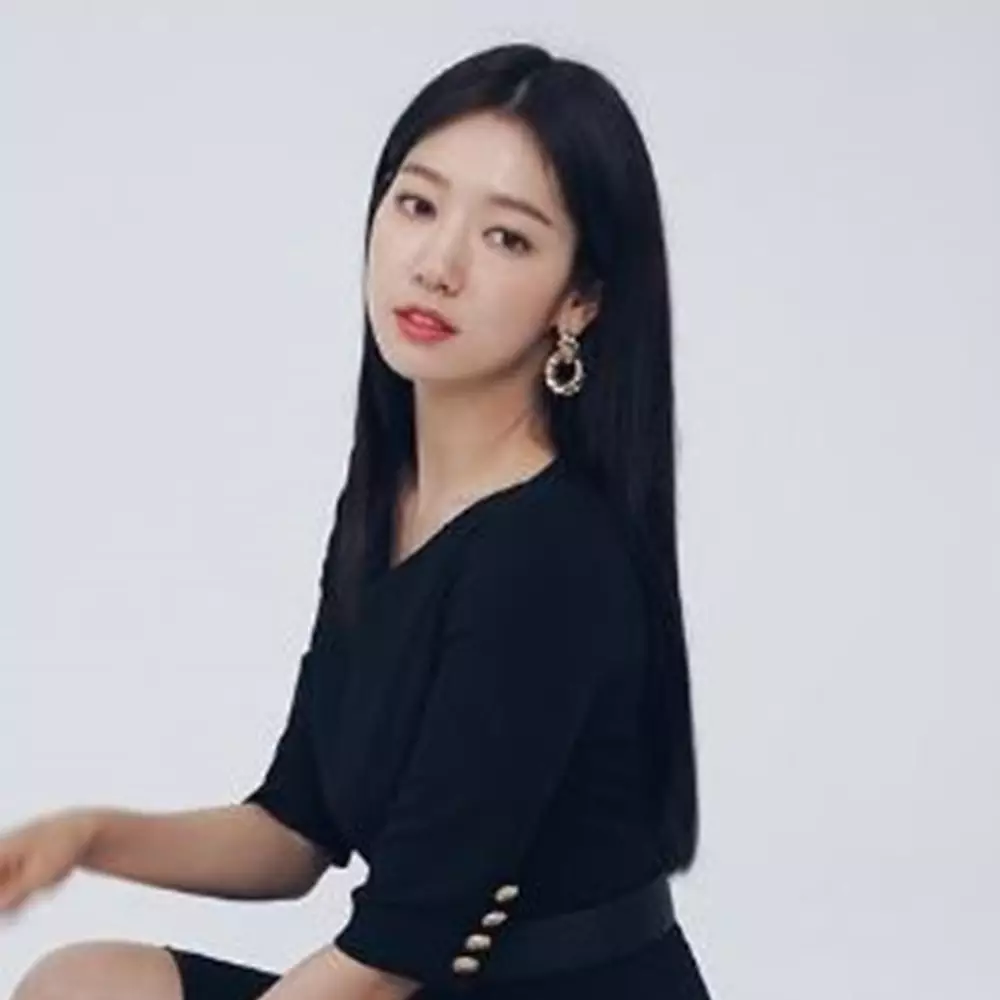 Model rambutnya baru, penampilan Park Shin-hye ini curi perhatian