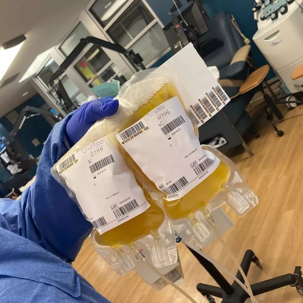 tom hanks sumbang plasma berbagai sumber