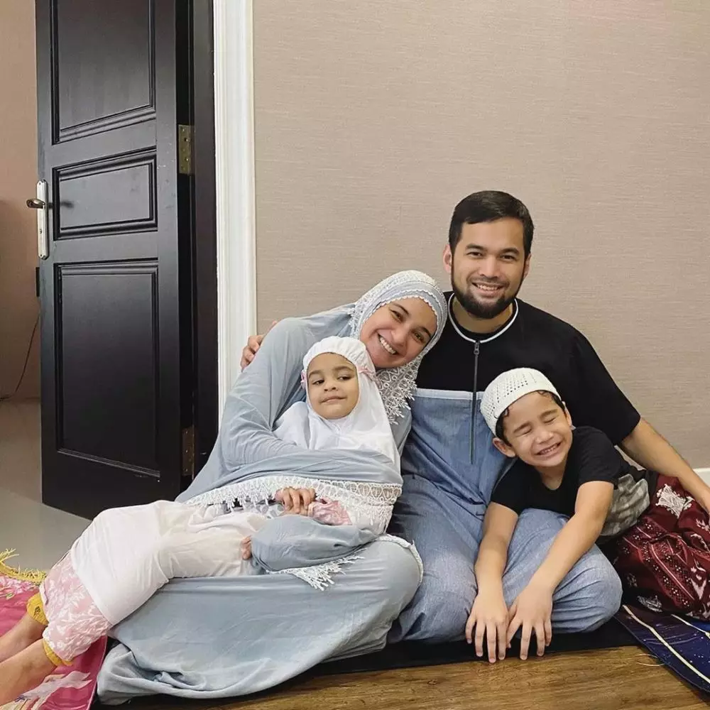 anak seleb pakai sarung © 2020 brilio.net Instagram/@meisya__siregar ; Instagram/@vienstasman