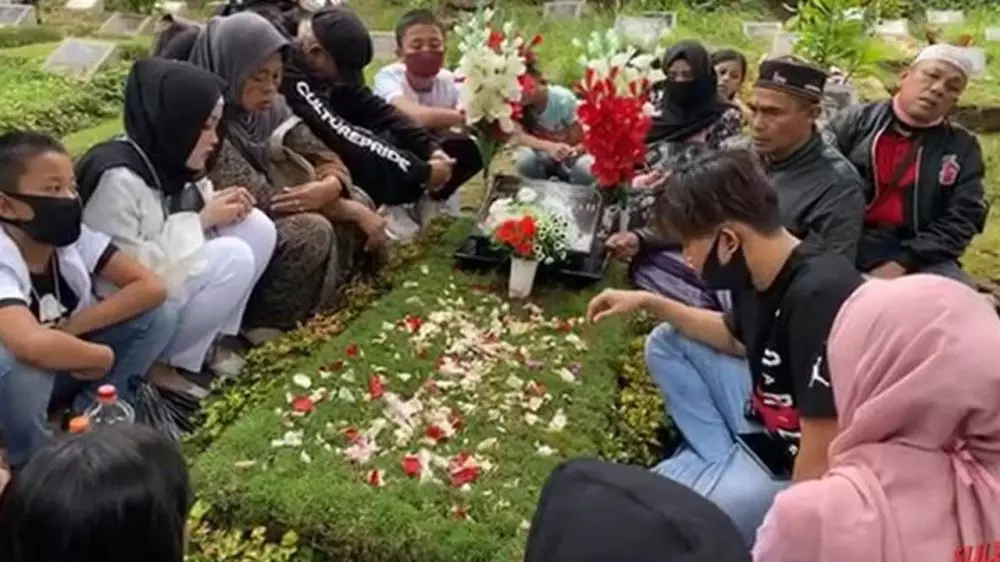 Momen ziarah Sule ke makam Lina Instagram & YouTube Momen ziarah Sule ke makam Lina Instagram & YouTube