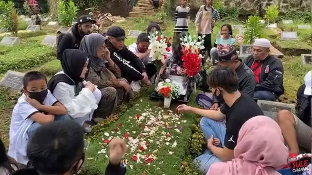 Momen ziarah Sule ke makam Lina Instagram & YouTube Momen ziarah Sule ke makam Lina Instagram & YouTube