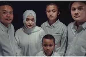 Momen Sule & anak-anaknya ziarah ke makam Lina, penuh haru