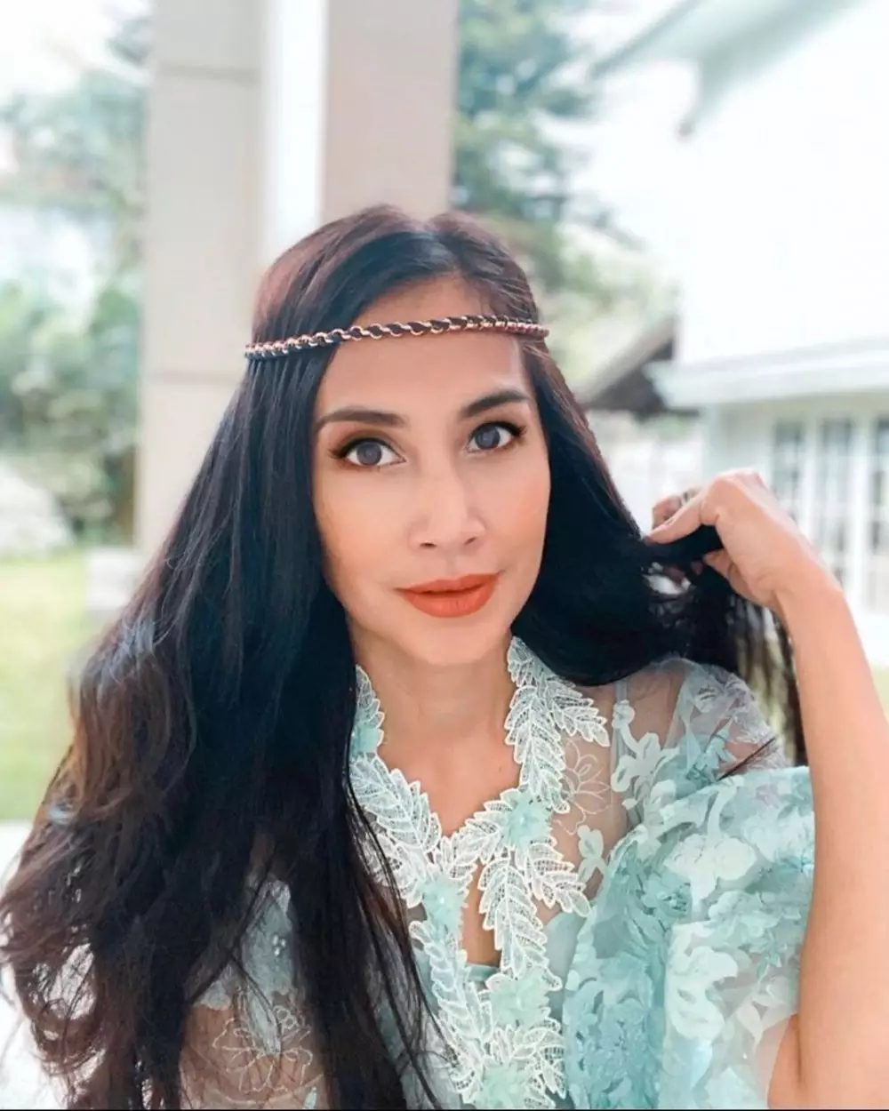 gaya feminim Diah Permatasari kenakan baju brokat © 2020 brilio.net gaya feminim Diah Permatasari kenakan baju brokat © 2020 brilio.net