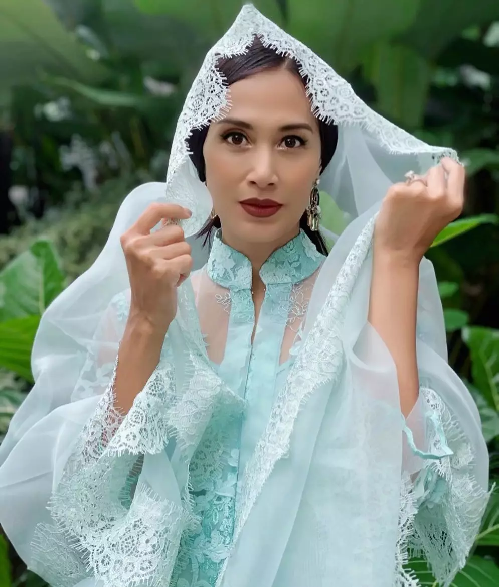 gaya feminim Diah Permatasari kenakan baju brokat © 2020 brilio.net gaya feminim Diah Permatasari kenakan baju brokat © 2020 brilio.net